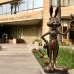 Sede do Warner Tour com estátua do Pernalonga em bronze em primeiro plano