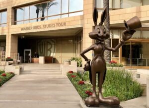 Sede do Warner Tour com estátua do Pernalonga em bronze em primeiro plano