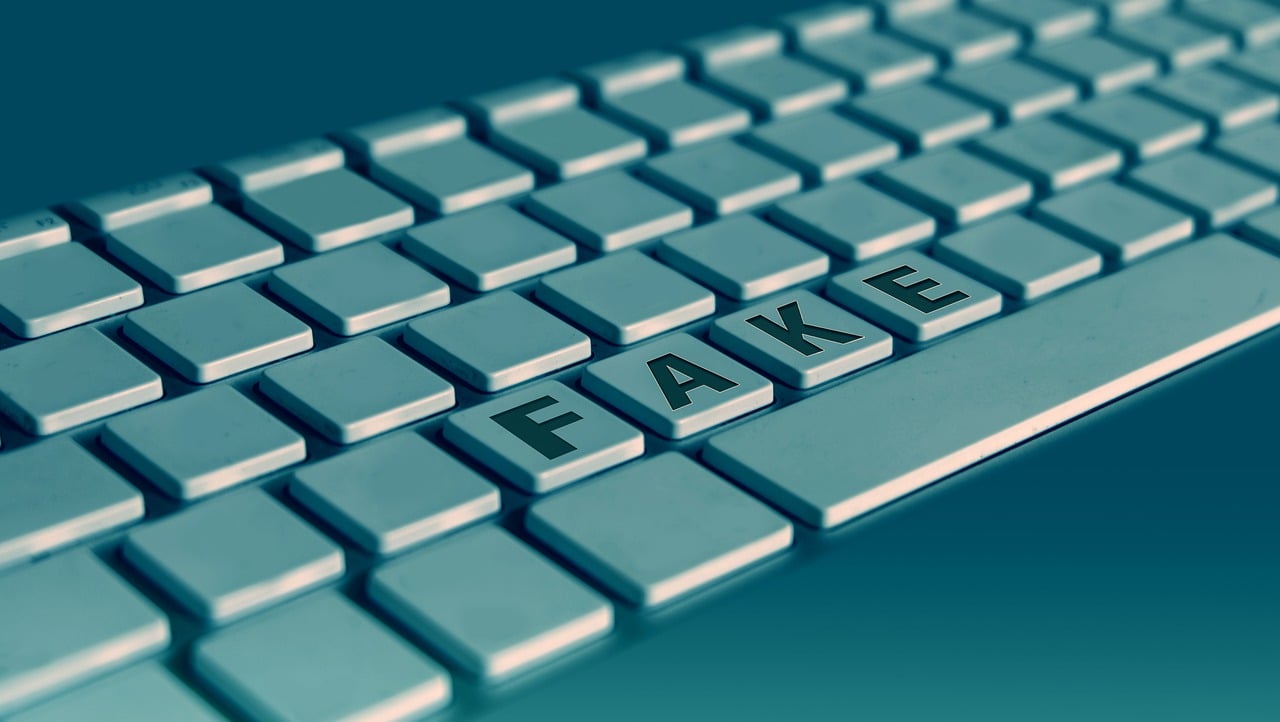 Teclado com letras fake simbolizando fake news