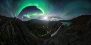 Aurora boreal na Noruega. Uma das imagens premiadas no concurso de fotos panorâmicas