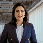 Âncora feita com inteligência artificial para documentário sobre IA do Channel 4, rede britânica