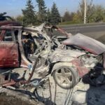 Carro que levava jornalistas destruído após ataque de drone russo na Ucrânia