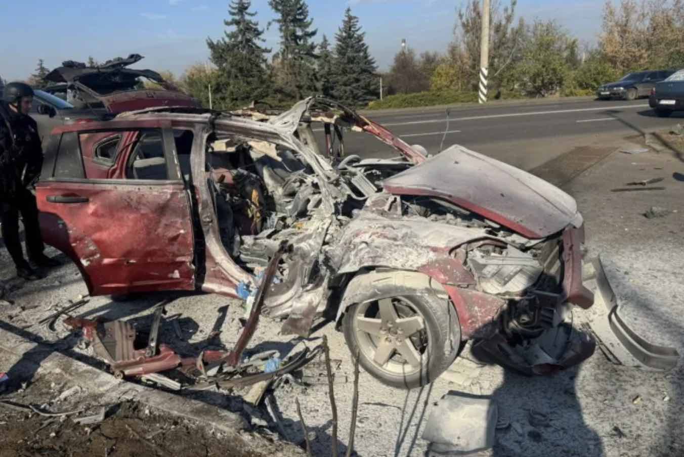 Carro que levava jornalistas destruído após ataque de drone russo na Ucrânia