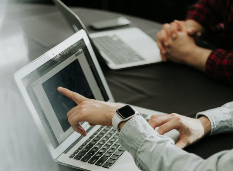Knight Center ensina como editores decidem o que vira notícia e como evitar erros em curso gratuito