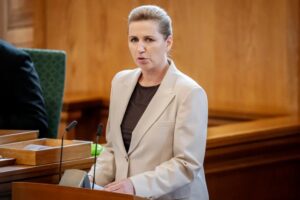 Primeira-ministra da Dinamarca, Mette Frederiksen, em discurso no Parlamento