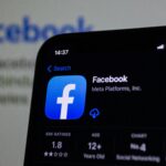 Smartphone com tela de início do Facebook, plataforma da Meta