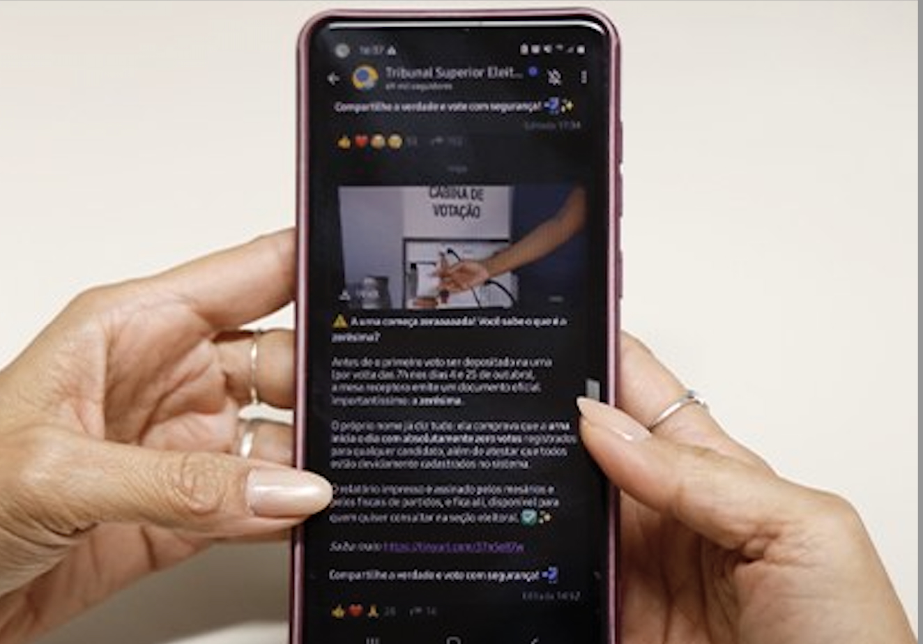 Na contramão global, maioria dos brasileiros acha redes sociais boas para a democracia mas teme divisão e desinformação
