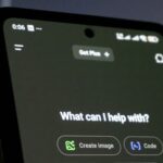 Telefone celular com tela de chatbot de IA mostrando opção de criação de imagem
