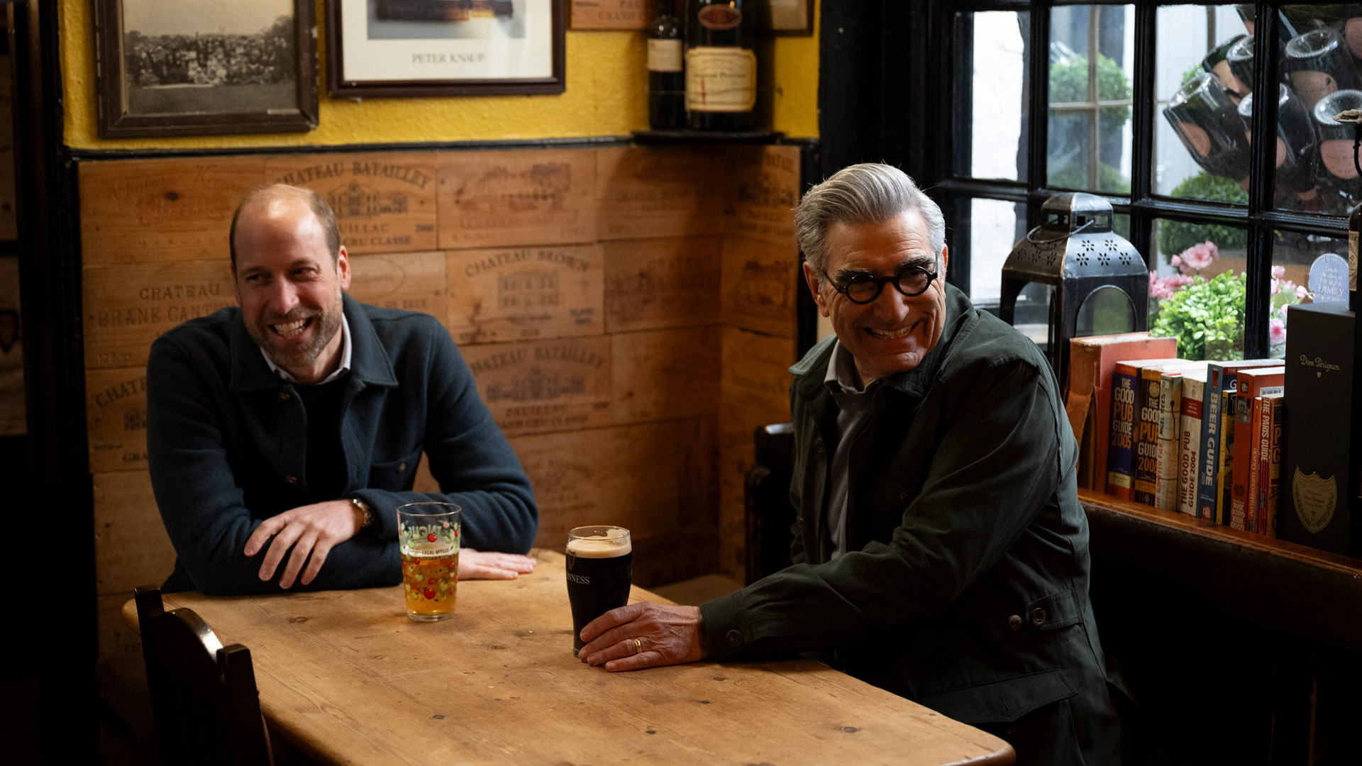 Príncipe William e Eugene Levy em um pub no programa The Reluctant Travel 