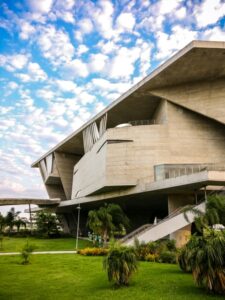 A foto da Cidade das Artes Bibi Ferreira no Rio de Janeiro, recebeu menção honrosa na etapa Brasil do concurso de fotos de monumentos