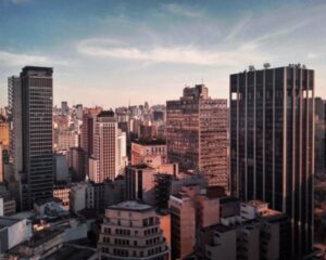 A foto mostra edifícios tombados em São Paulo com a vista do Vale do Anhangabaú