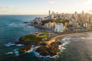 Imagem aérea do Farol da Barra em Salvador foi a fotografia vencedora da etapa brasileira do Wiki Loves Monuments 2025