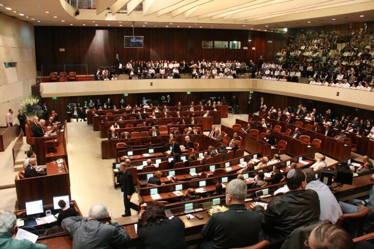 Parlamento de Israel dá sinal verde a projeto de lei autorizando governo a fechar órgãos de imprensa estrangeiros
