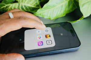 Mão tocando ícone do ChatGPT em smartphone