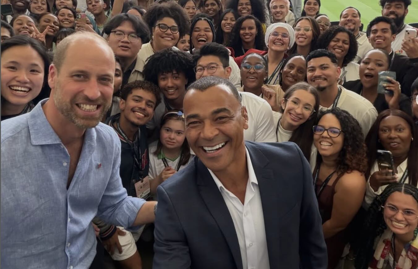 Príncipe William com Cafu e jovens ativistas do clima no Maracanã durante encontro do prêmio Earthshot
