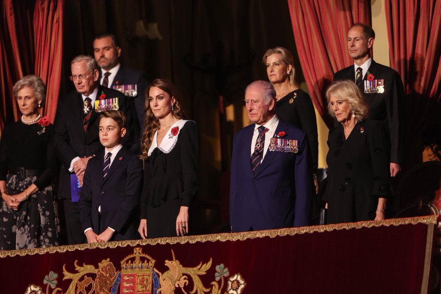 Rei Charles e família real britânica em concerto pelo Dia do Armistício, usando a papoula vermelha do Poppy Appeal na lapela.