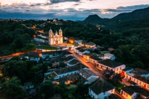 Imagem aérea da Igreja Matriz de Santo Antônio em Tiradentes, Minas Gerais