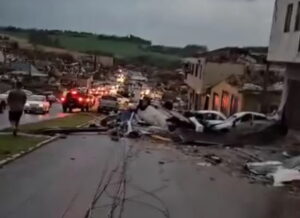 Rua de Rio Bonito do Iguaçu, no Paraná, com carros amontoados após passagem de tornado
