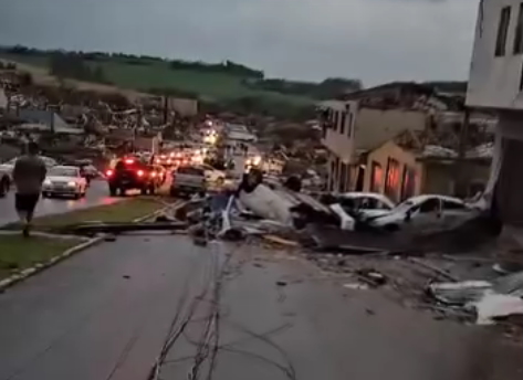 Rua de Rio Bonito do Iguaçu, no Paraná, com carros amontoados após passagem de tornado