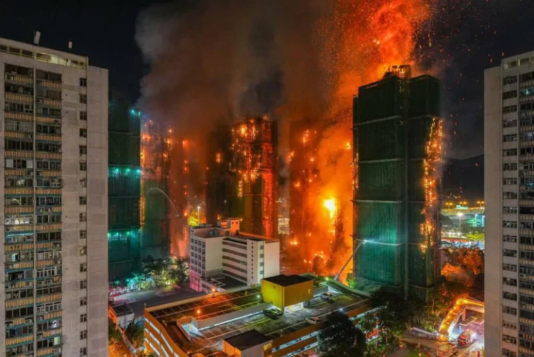 Hong Kong tenta silenciar jornalistas locais e estrangeiros duas semanas após incêndio: “Não digam que não avisamos”