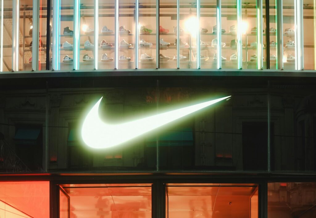 Logo da Nike iluminado em fachada de loja