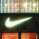 Logo da Nike iluminado em fachada de loja