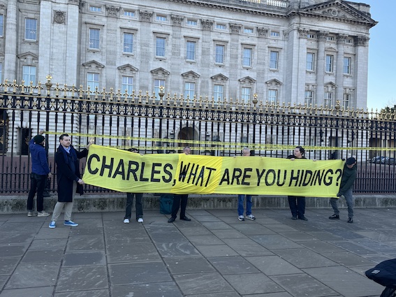 ‘Cena de crime’: antimonarquistas protestam no Palácio de Buckingham contra silêncio sobre Andrew e Epstein