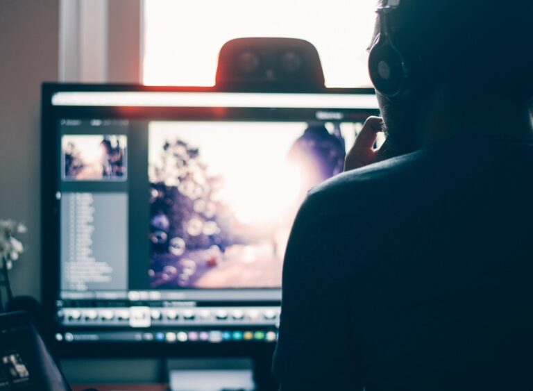 Imagens de abuso sexual infantil online geradas por IA avançam e 97% retratam meninas; diz relatório