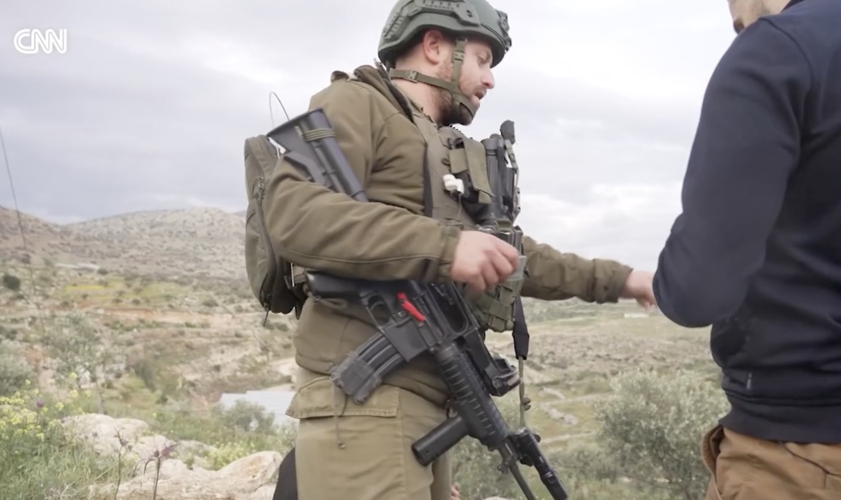 Israel suspende batalhão que deteve e agrediu equipe da CNN na Cisjordânia; veja o vídeo