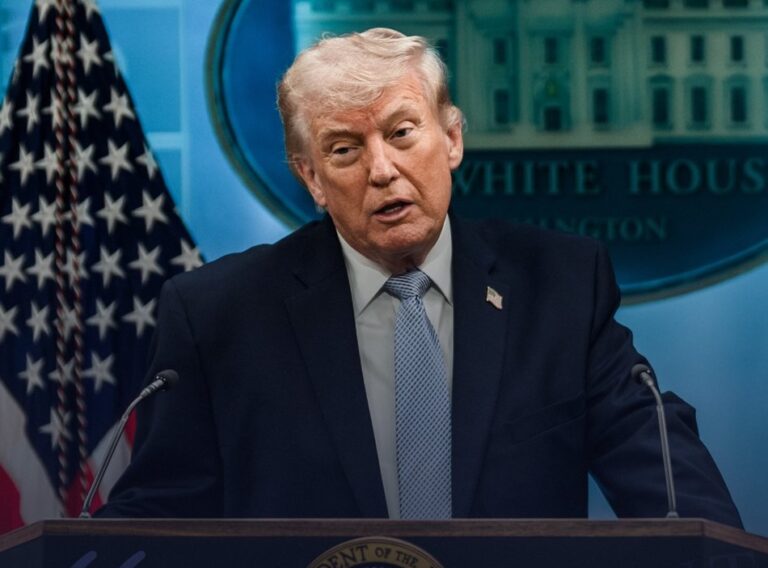 Trump ameaça prender repórter que revelou piloto desaparecido no Irã caso não entregue a fonte