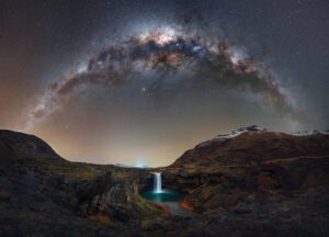 Cachoeira e a Via Láctea no céu de Salto del Agrio, Caviahue, província de Neuquén, na Argentina