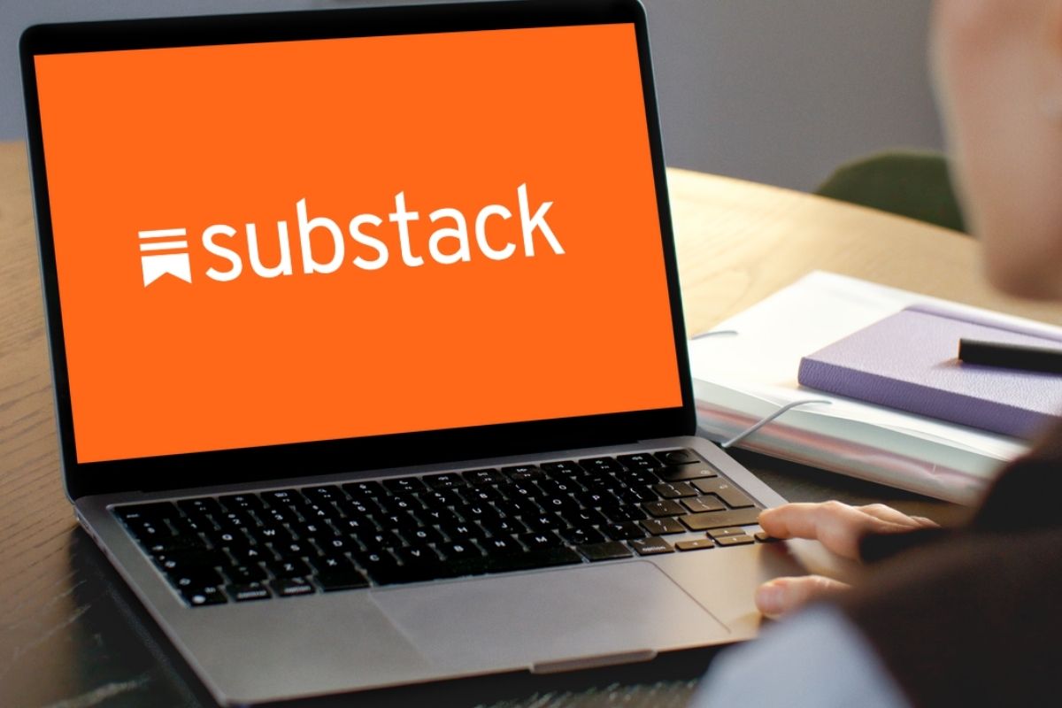 Computador com logomarca Substack