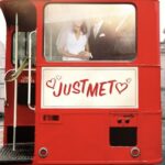 Casal de noivos em ônibus no reality show britânico de casamento Married at First Sight