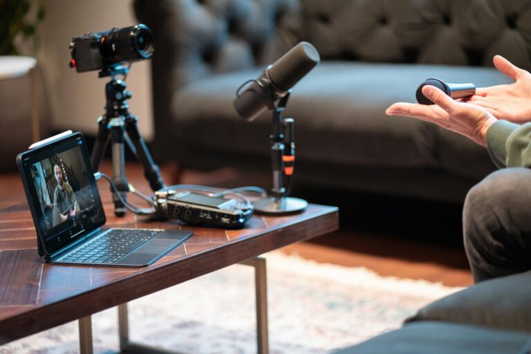 De áudio a vídeo: novo relatório mostra a virada dos podcasts na busca por audiência, relevância e receita