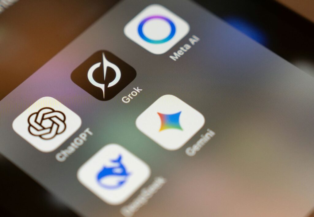 Tela de smartphone com ícones de atalho para chatbots de IA Gro, Meta, ChatGPT