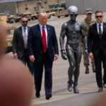 Trump com alienígena em foto feita com IA