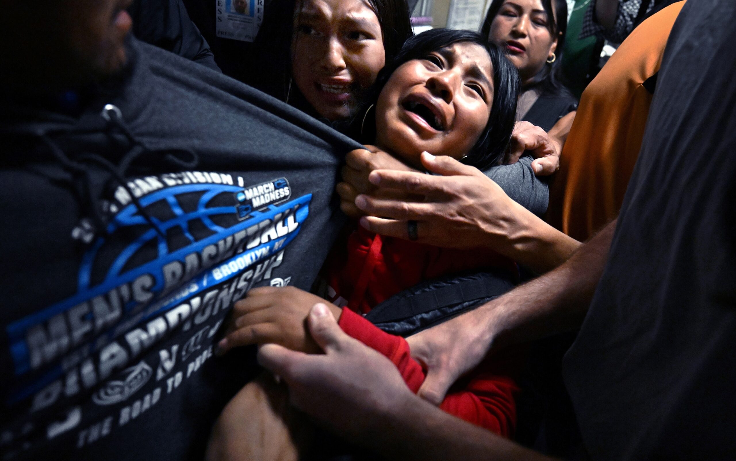Família migrante separada em tribunal dos EUA