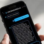 Smartphone com tela do chatbot Uncensored AI