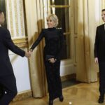 Kylian Mbappé é recebido por Brigitte e Emanuel Macron