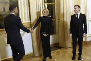 Kylian Mbappé é recebido por Brigitte e Emanuel Macron