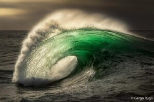 Onda perfeita retratada na Terra Dharawal, Costa Sul, Nova Gales do Sul.