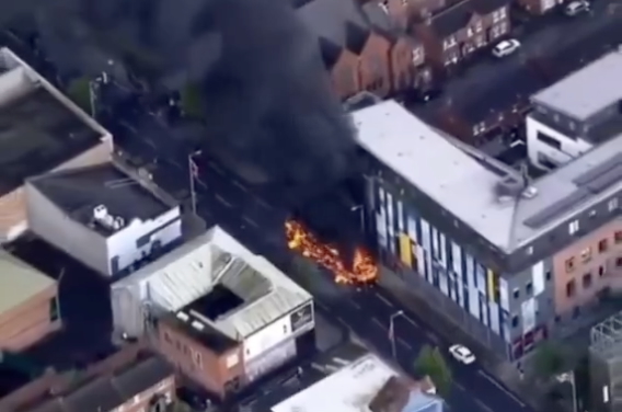 Carros incendiados em rua de Belfast