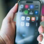 smartphone com ícones IA