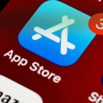 Tela de smartphone com ícone de atalho para App Store da Apple