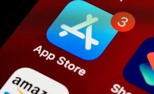 Tela de smartphone com ícone de atalho para App Store da Apple