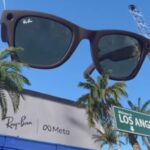 Modelo gigante de óculos inteligente Ray-Ban Meta em frente a uma loja da marca em Los Angeles