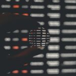 Tela de computador com códigos e lupa em primeiro plano