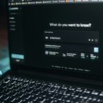 Computador com tela de chatbot de IA