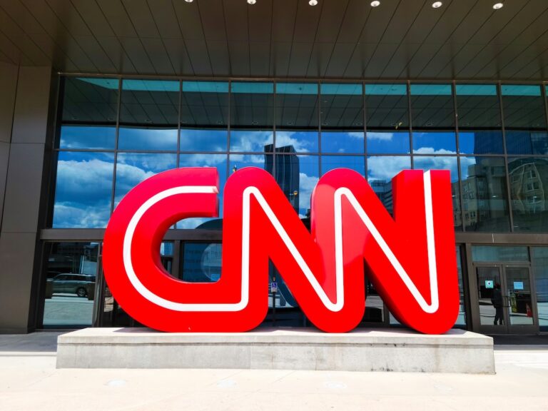 Sob ataques de Trump, CNN enfrenta futuro incerto com compra da Warner pela Paramount: conselho de ‘independência’ vai funcionar?