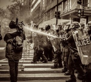 Jornalista cobrindo manifestação reprimida por policiais